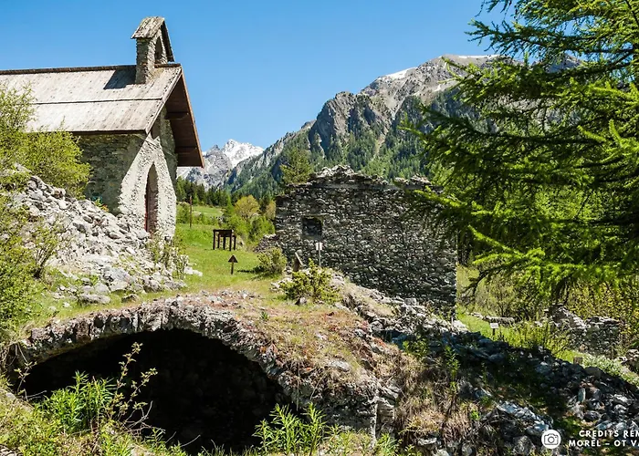Prestigious Chalet With Pool & Hot Tub, Mountain Views For 19 Guests