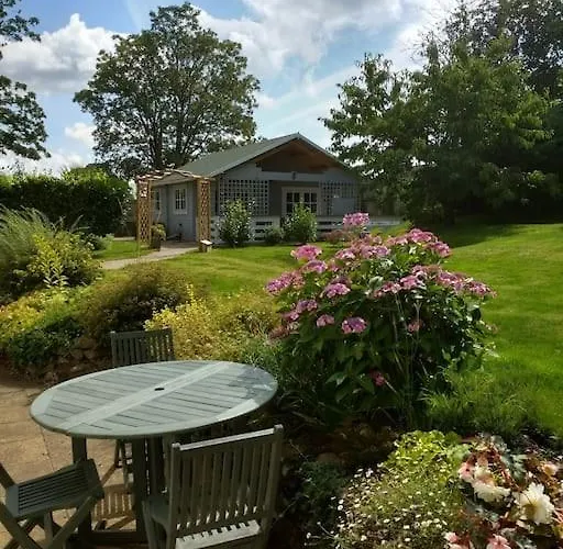 Cosy Log Cabin In Llanfoist Village