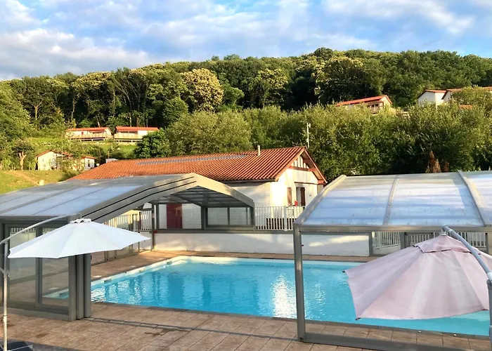 Oihana grand chalet de 2 à 6 pers climatisé avec piscine vue et calme à Hasparren-Pays Basque