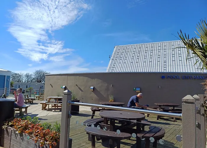 3 Bedroom Caravan - Sleeps 8 Parking Pets Beach