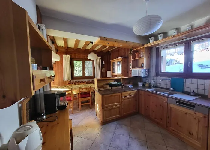 Chalet Spacieux Avec Cheminee Et Salle De Cinema A Montgenevre