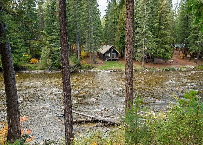 Riverfront Chalet Near Skiing, Lakes, Mtns & Leavenworth