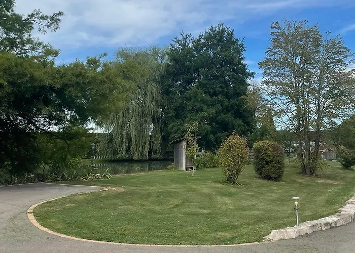 Chalet Au Bord D'Un Etang