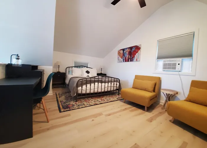 Modern Pine Tree Chalet With Hot Tub, Outdoor Tv, Views, Games & Pool 5 Mins Away!!