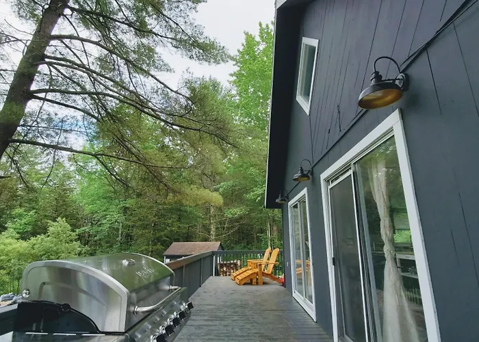 Modern Pine Tree Chalet With Hot Tub, Outdoor Tv, Views, Games & Pool 5 Mins Away!!