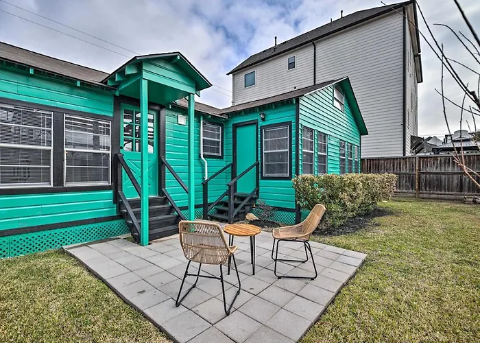 Cozy Bungalow Home, The Heights, 6 Miles To Downtown!