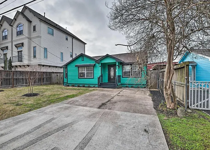 Cozy Bungalow Home, The Heights, 6 Miles To Downtown!