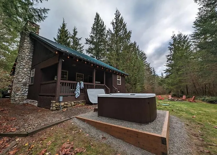 River Rock Chalet :: Hot Tub, Pets, Stevens Pass
