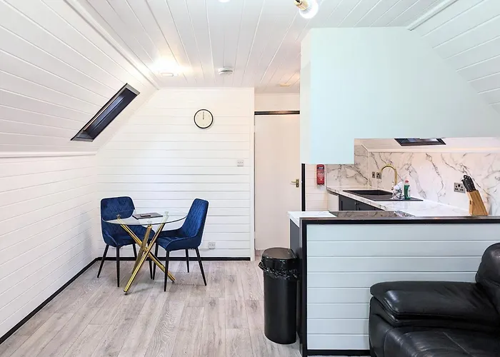 Danu 1A -Hot Tub-Perth-Pet Friendly-Luxury-Romantic