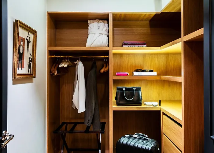 Pet Friendly hotel: Hotel De Berri Champs-Elysees, A Luxury Collection Hotel