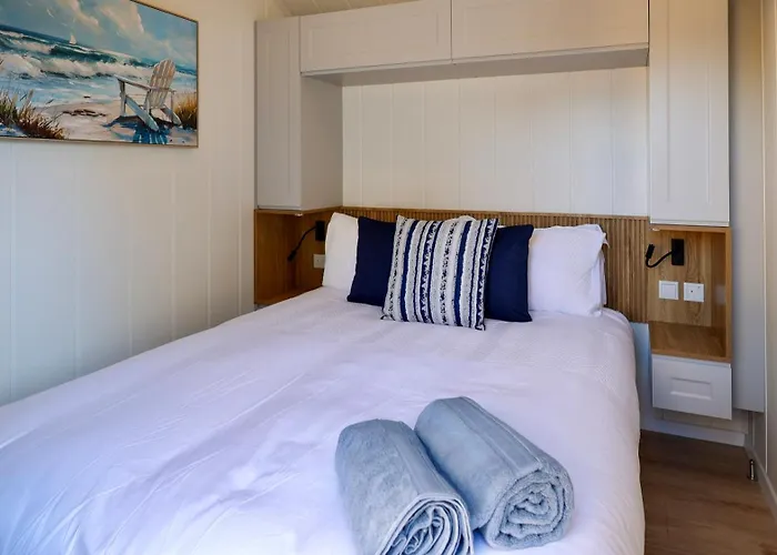 The Gatwick Cabin With Airport Parking Available