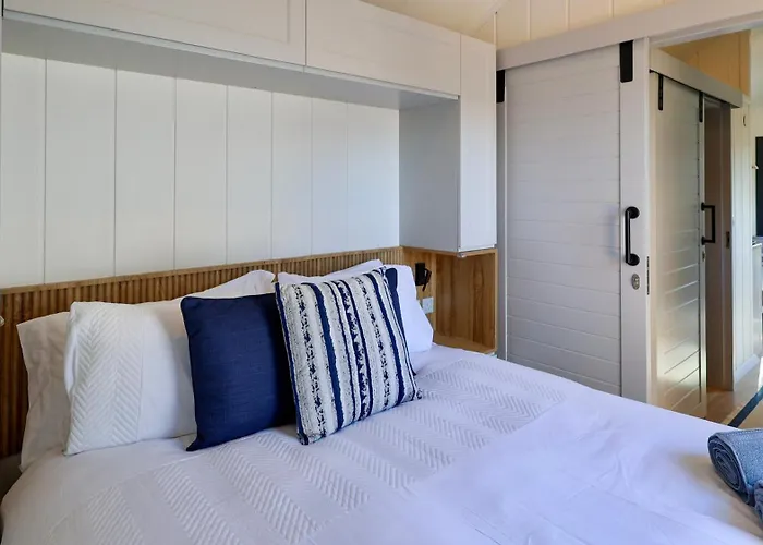 The Gatwick Cabin With Airport Parking Available