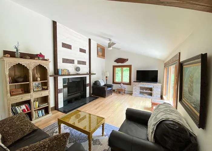 Mountain Lodge Retreat, Near New Paltz & Hikes