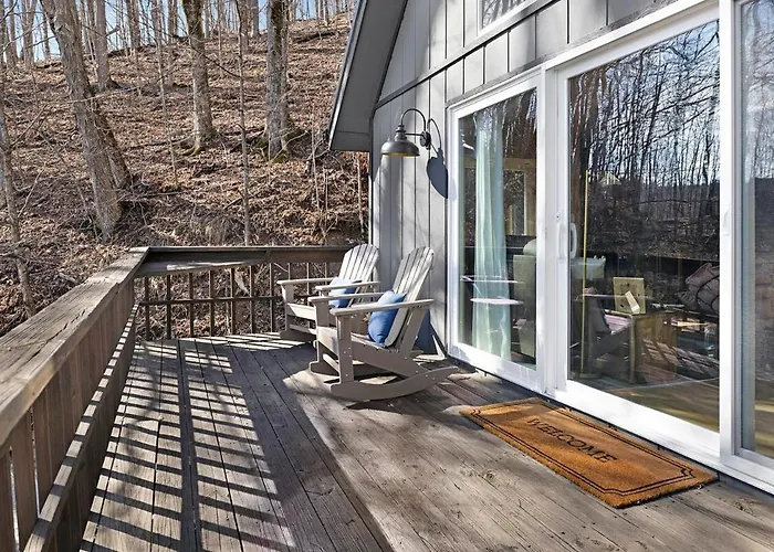 Chalet Getaway, Hot Tub, Pet Friendly!