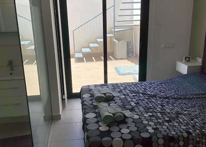 Housesleeps6-Pool-Beach-Garden-Solarium-Petok