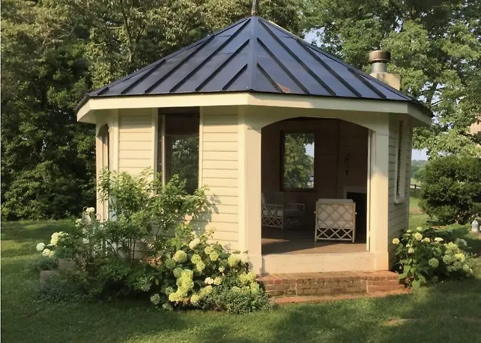 Charming & Rustic Bloomingdale Cottage W/Views
