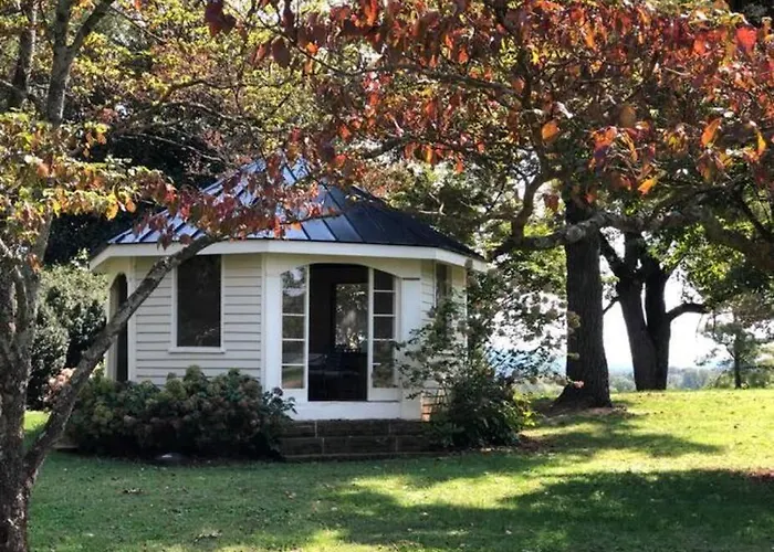 Charming & Rustic Bloomingdale Cottage W/Views