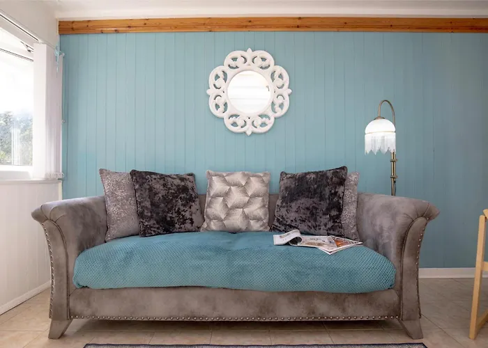 Lucy Lou, Charming Holiday Bungalow In Devon