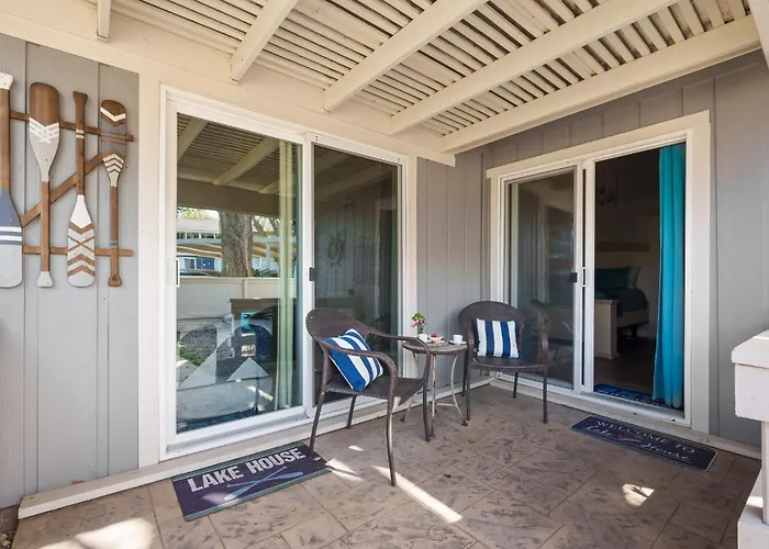 Conroe Lakefront Cottage