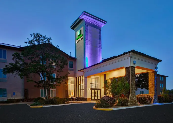 Hotel with pool: Holiday Inn Express Silver City By Ihg