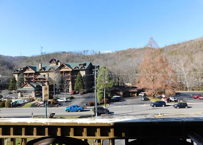 Days Inn & Suites By Wyndham Downtown Gatlinburg Parkway