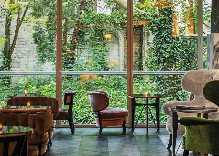 Pet Friendly hotel: Hotel De Berri Champs-Elysees, A Luxury Collection Hotel