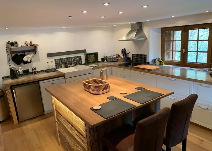 Savoyard Farmhouse - Sleeps 14 Garden & Parking