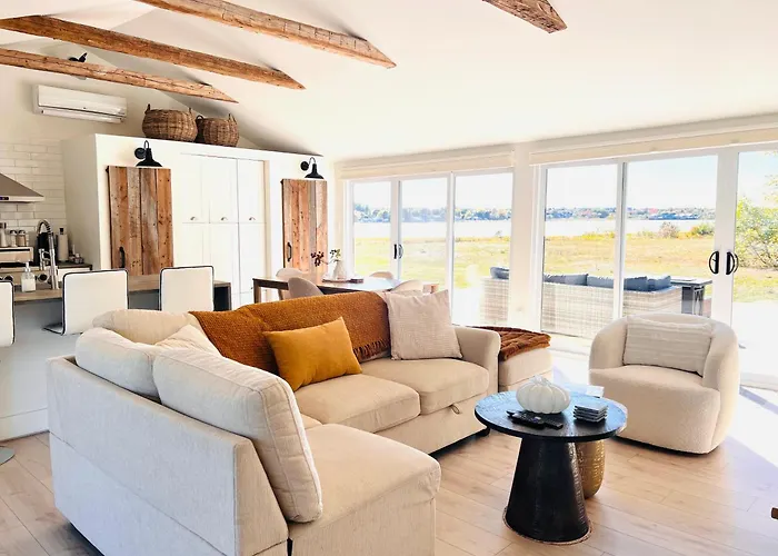 Waterfront Cottage "The Dream" With Hot Tub, Near Parlee Beach