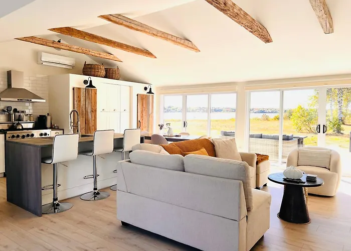 Waterfront Cottage "The Dream" With Hot Tub, Near Parlee Beach