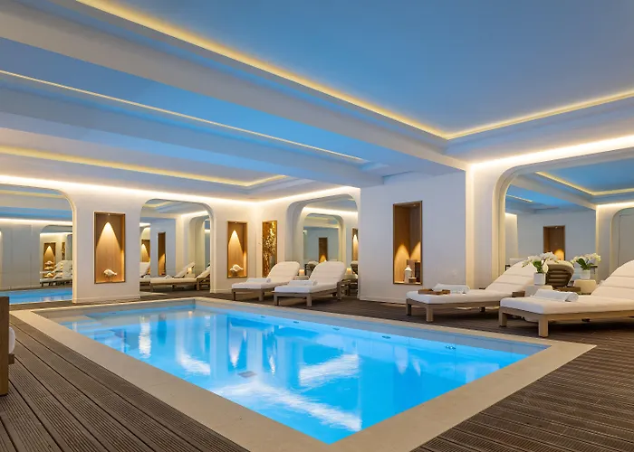 Hotel with pool: Black Door