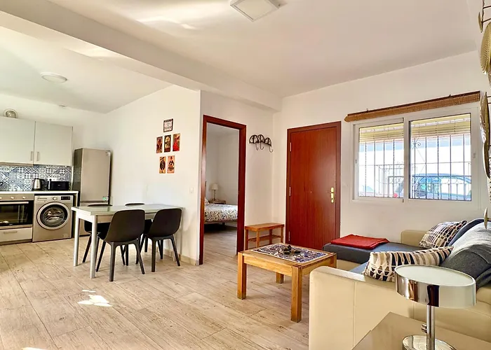 Quiet 3-Bedroom House Near Town Hall & Centre