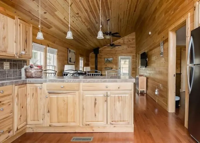 Romantic Chalet W/ Hot Tub Close To Roan Mountain
