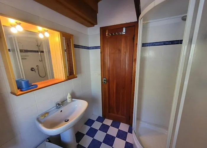 Chalet Spacieux Avec Cheminee Et Salle De Cinema A Montgenevre