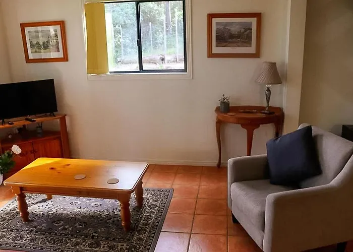 Lake View Chalet: Scenic Retreat Near Australia Zoo and Beaches