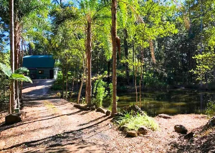 Lake View Chalet: Scenic Retreat Near Australia Zoo and Beaches
