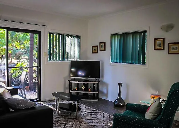 Green Trees Chalet: Nature Retreat Near Australia Zoo