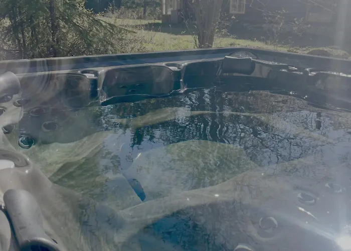 Golden Cabin - Hot Tub - Games Barn - Theatre