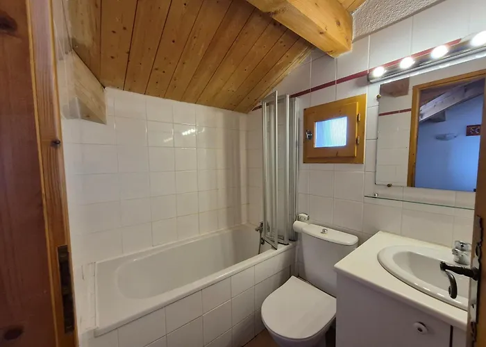 Chalet spacieux sur les pistes avec cheminée et WiFi - FR-1-455-242