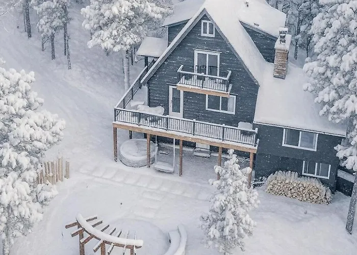 Modern Chalet W Hot Tub, Views, Putting Green