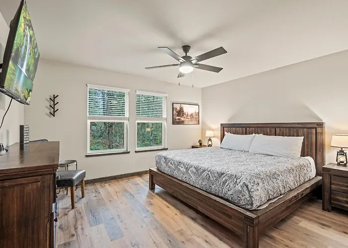 Lux Rainier Chalet With Hot Tub, Sauna-Fireplace, Wifi