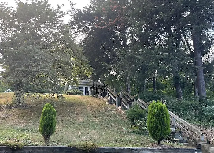 Cheerful Two Bedroom Bungalow Near Mountain Creek