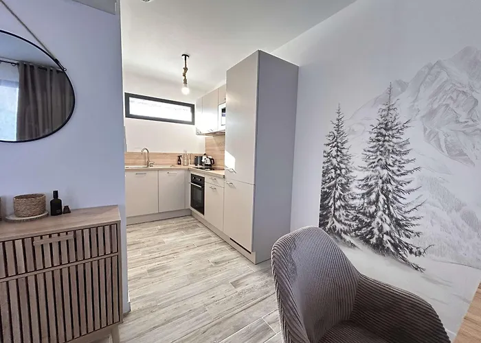 Chalet 3 Pieces Avec Terrasse Et Parking Proche Des Pistes A Risoul 1850 - Fr-1-330-599