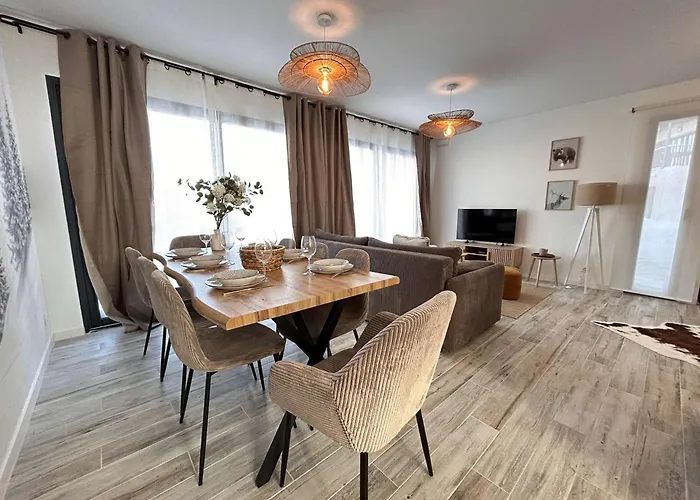 Chalet 3 Pieces Avec Terrasse Et Parking Proche Des Pistes A Risoul 1850 - Fr-1-330-599