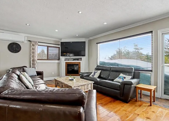 Panoramic-Blue Mountain-Balcony-Sauna-Backyard-King
