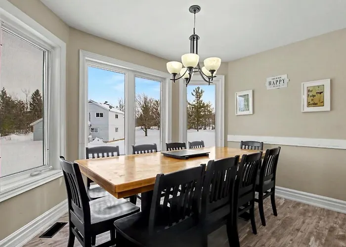 Executive-Bbq-Full-Kitchen-Washer-Dryer-Sauna-Backyard-Parking-Air-Conditioning