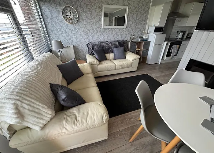 Holidayz Chalet 58: Pet-Friendly Beach Retreat in Hemsby