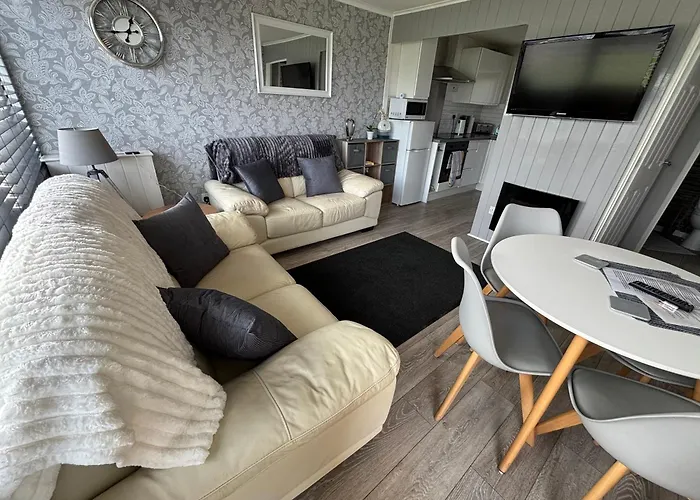 Holidayz Chalet 58: Pet-Friendly Beach Retreat in Hemsby