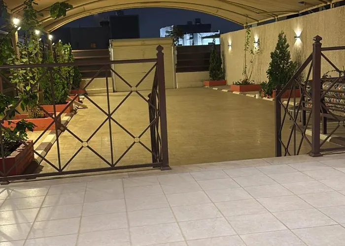 شاليه مع حوش كبير مشب حي ثروات ابها دخَول ذاتي