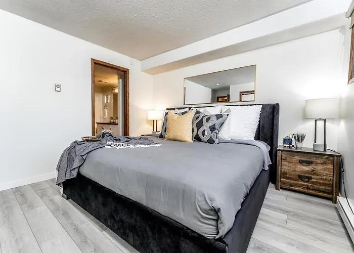 6 Bedroom Ski Chalet, Ski In & Out, Pool And Private Hottub