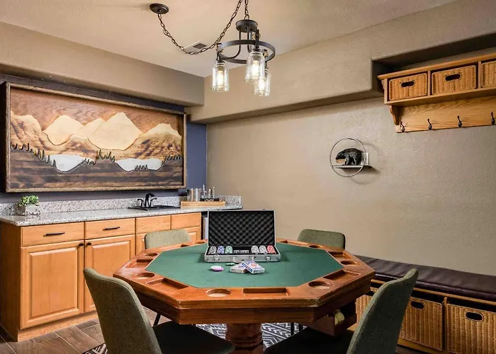 Cozy Breck Chalet - Private Sauna & Hot Tub, Fire Pit, Wraparound Deck, Ev Power
